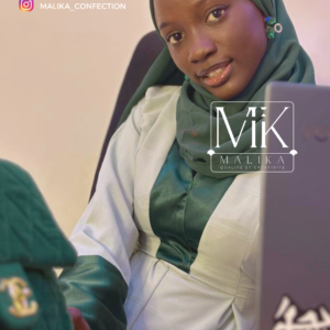 Hijab vert avec ensemble blanc de Malika